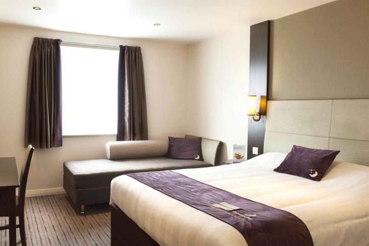 Premier Inn Milton Keynes South Buitenkant foto